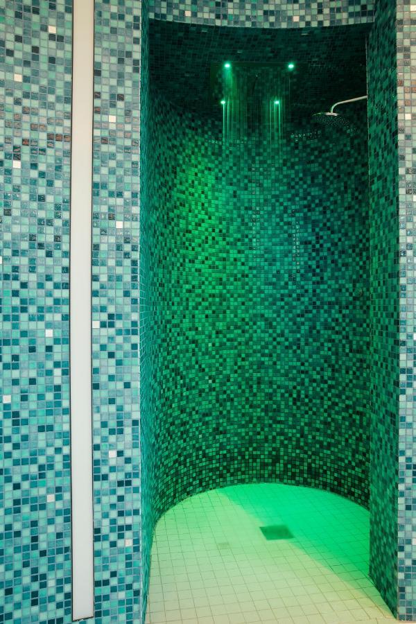 Westport Plaza Hotel, Spa & Leisure Екстер'єр фото
